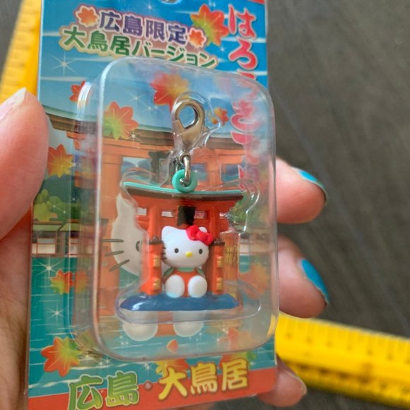 2007 HELLO KITTY TORII GATE CELL CHARM - Picture 4 of 8